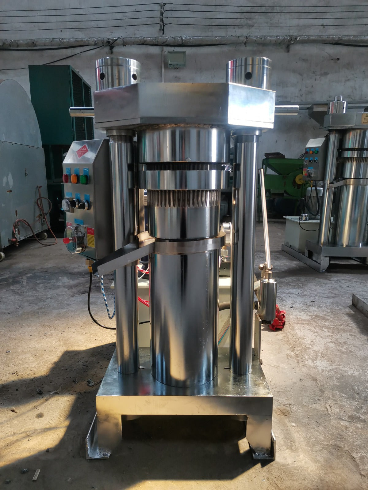 GD-180 Hydraulic Oil Press Machine for commercial extraction with durable chrome finish.