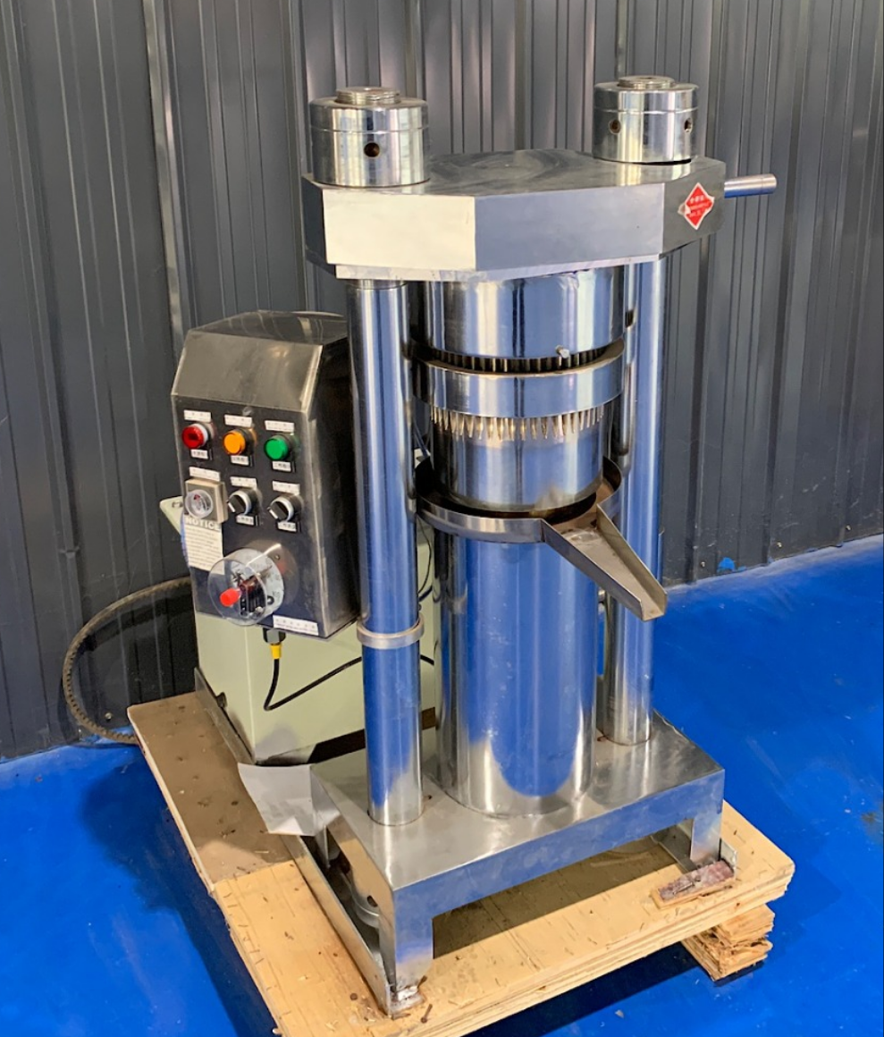 GD-180 Hydraulic Oil Press Machine for commercial extraction with durable chrome finish.