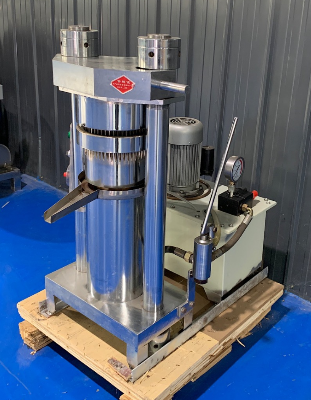 GD-180 Hydraulic Oil Press Machine for commercial extraction with durable chrome finish.